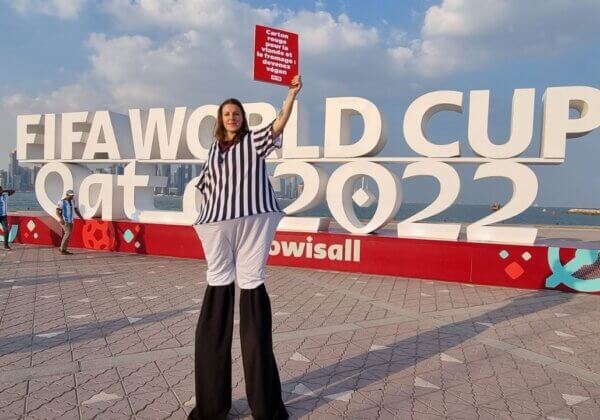 PETA à la Coupe du monde au Qatar : « carton rouge à la viande et au fromage » !