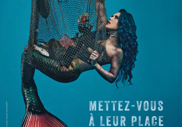 Alissa White-Gluz du groupe Arch Enemy pose en sirène pour défendre les poissons