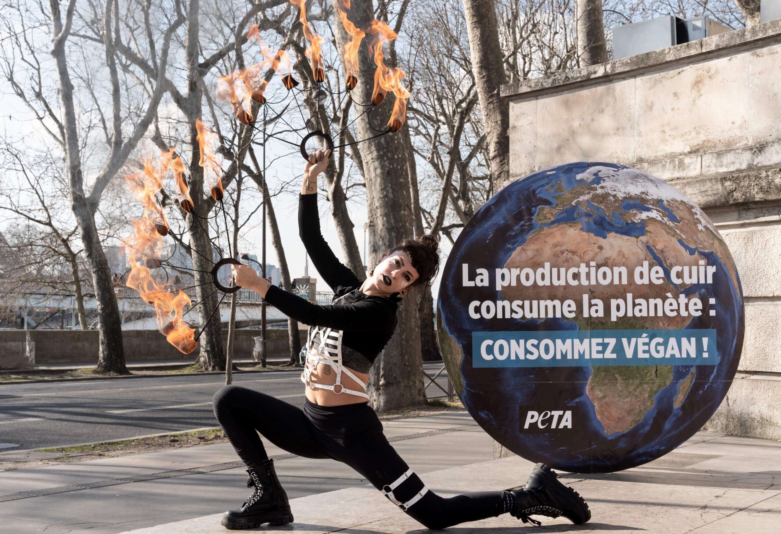 Une militante met le feu à la Paris Fashion Week pour dénoncer l’impact environnemental du cuir