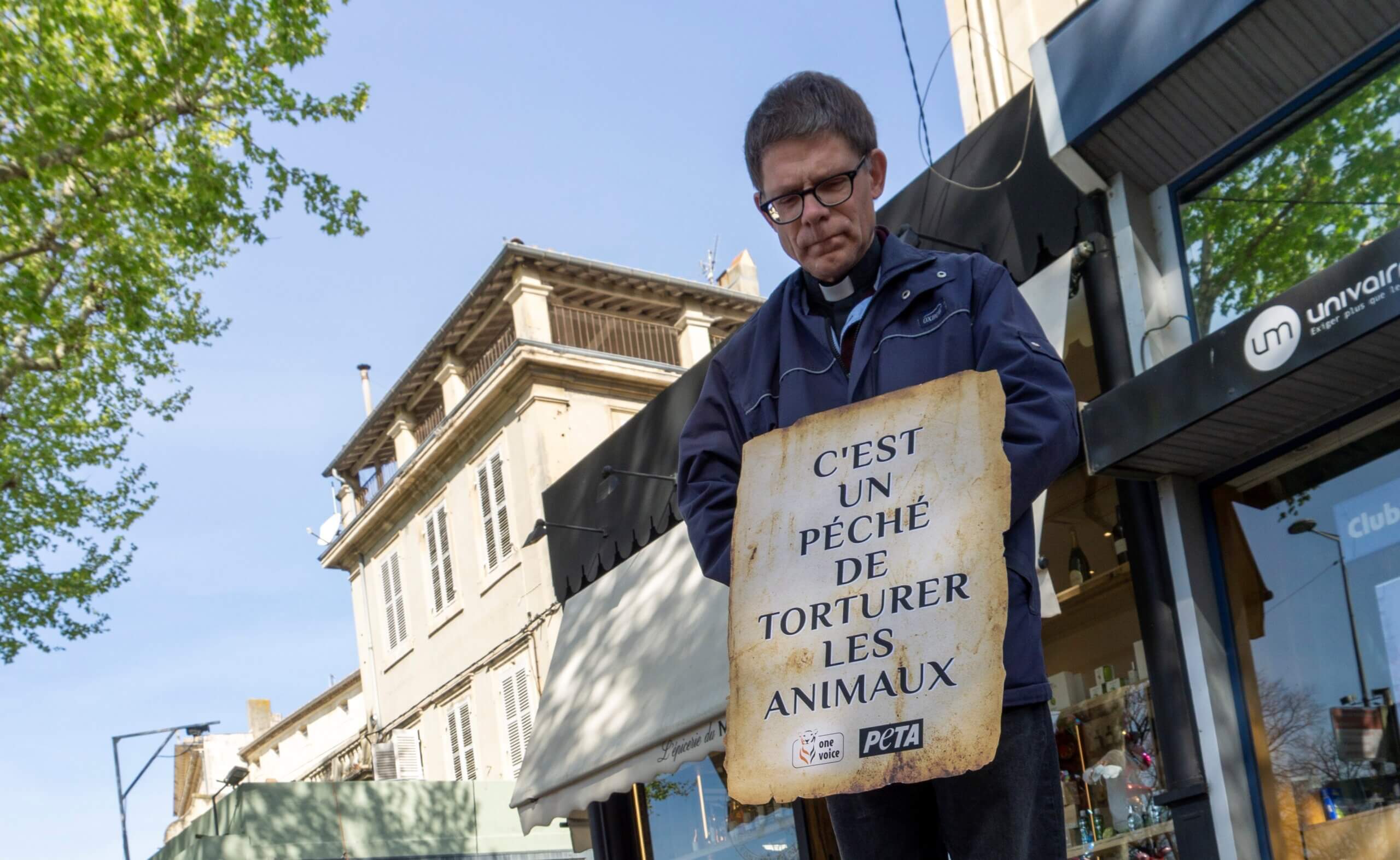 Un prêtre proteste contre la corrida entouré de « taureaux morts »