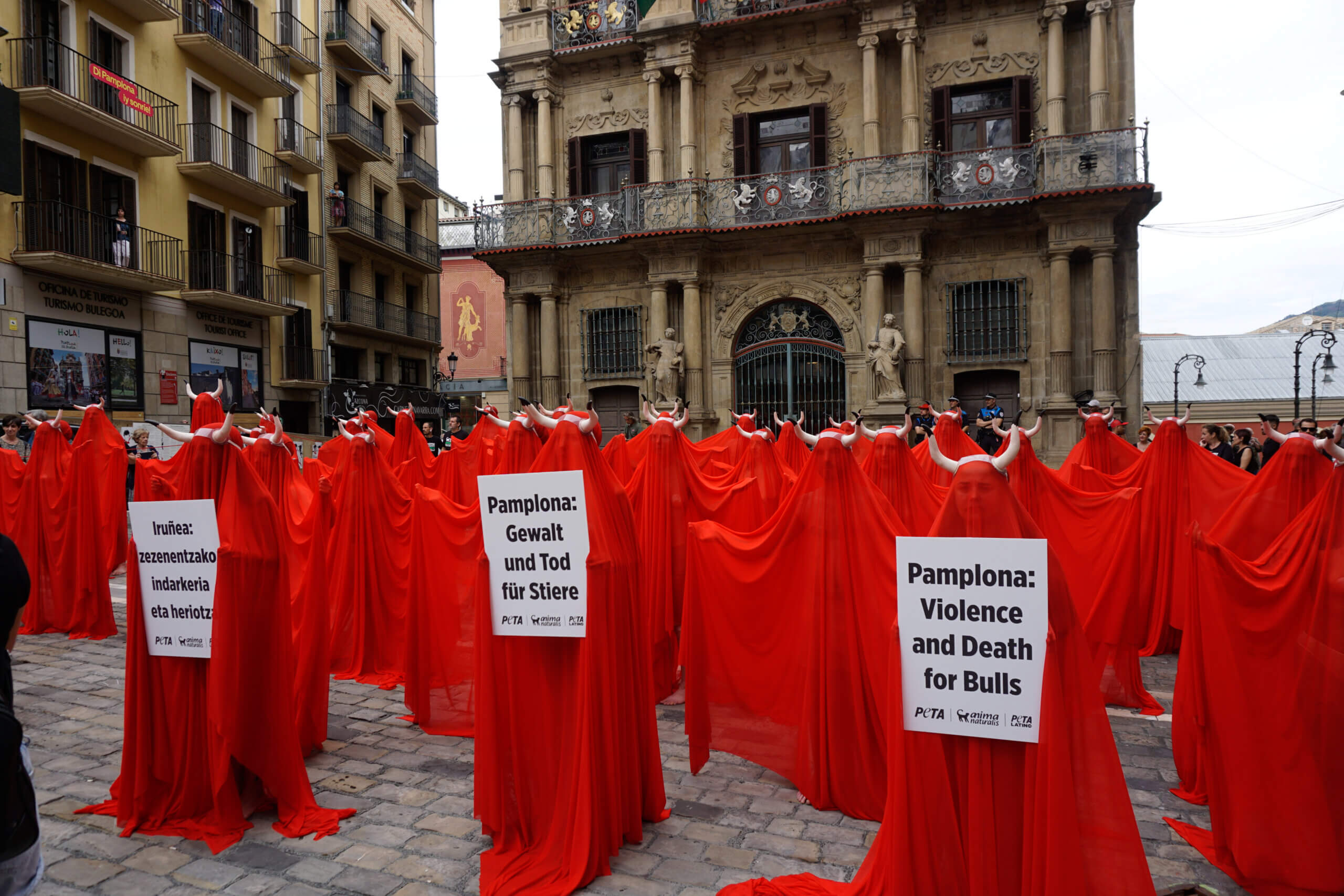 Des militants nus créent une « mer de sang » pour protester contre la corrida à Pampelune