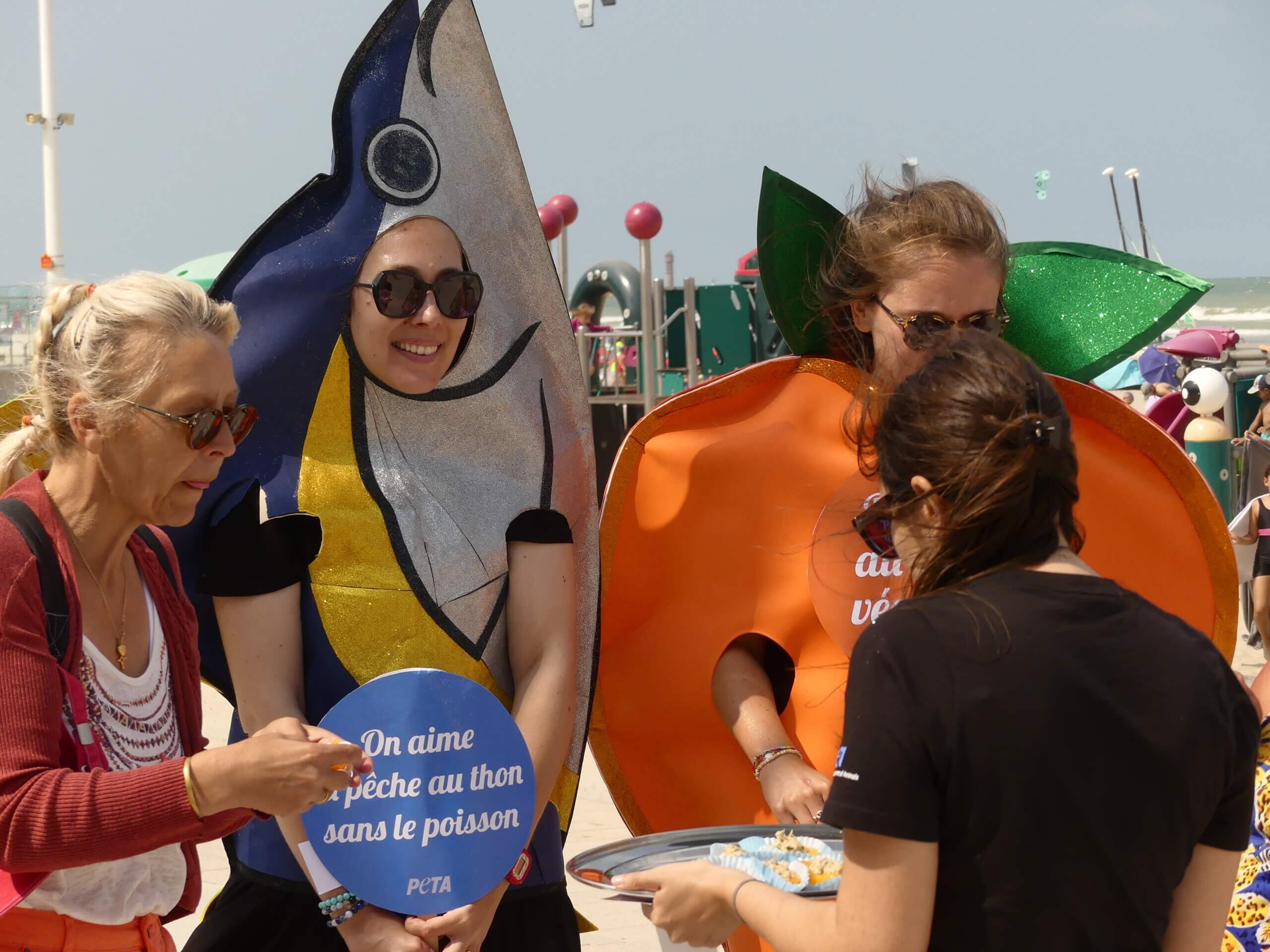 Une « pêche » et un « thon » géants distribuent une spécialité culinaire du Nord… pour défendre les animaux