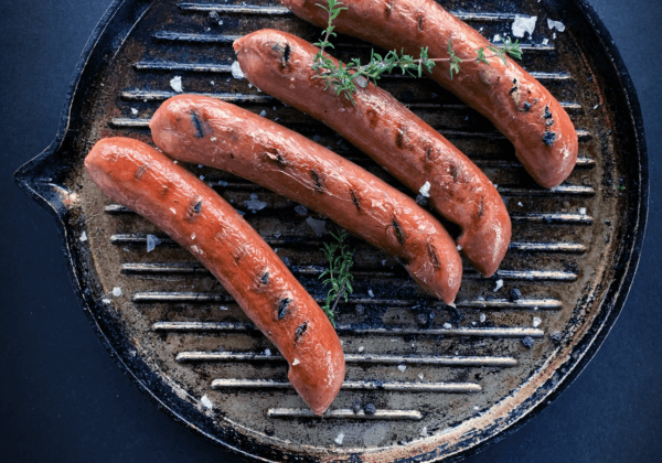 « Chair de cadavre », « boyau fourré » : PETA met Fesneau au défi d’étiqueter honnêtement les produits carnés