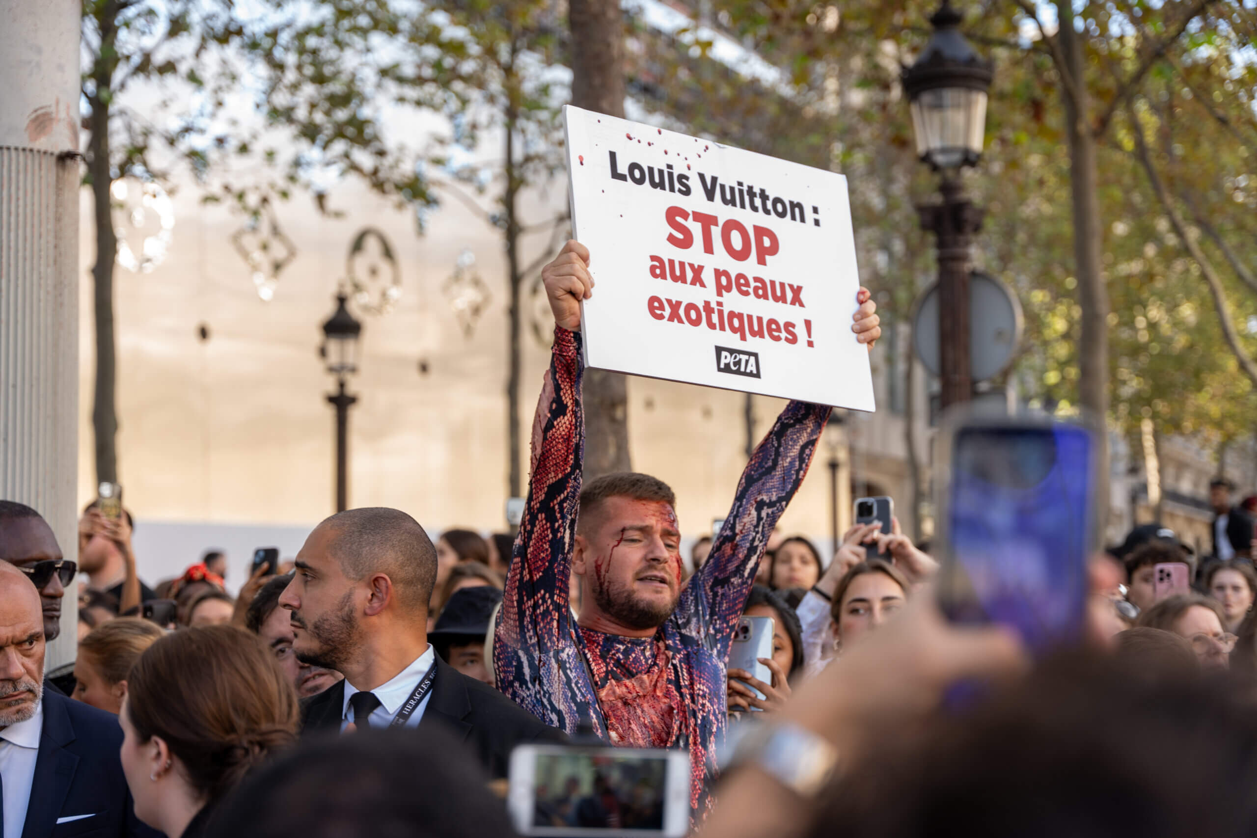 Jeremstar arrêté au défilé Louis Vuitton alors qu’il dénonçait la cruauté des peaux exotiques