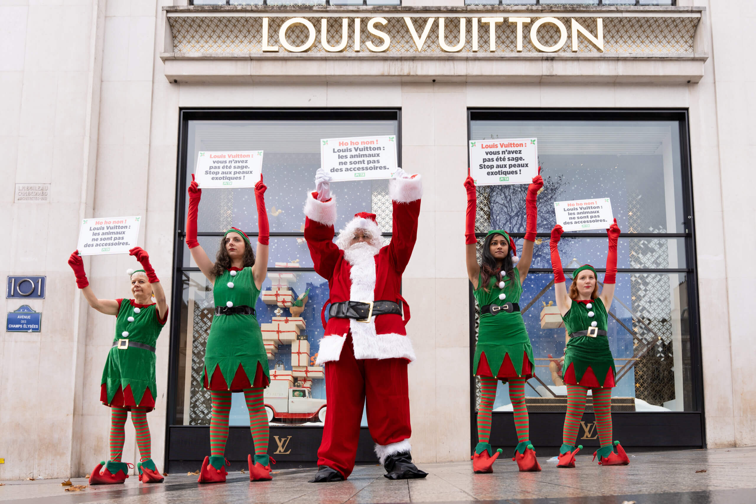 « Louis Vuitton : vous n’avez pas été sage » : des elfes manifestent devant la boutique phare de la marque