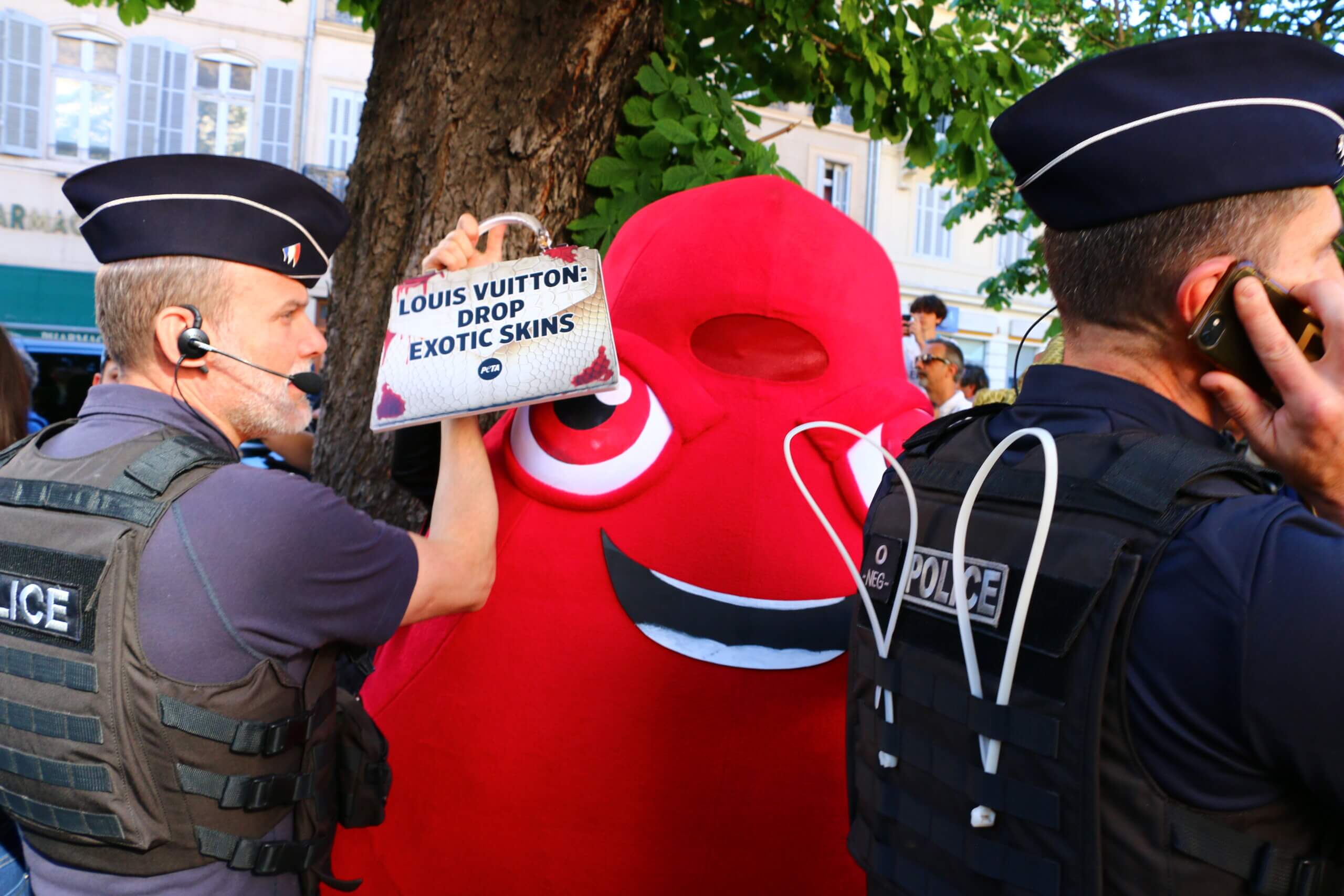 La mascotte des Jeux Olympiques voit rouge : « Les JO sponsorisés par la cruauté animale »