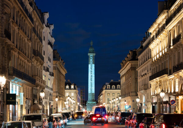 Des crocodiles en sang projetés sur les monuments de Paris pour dénoncer LVMH