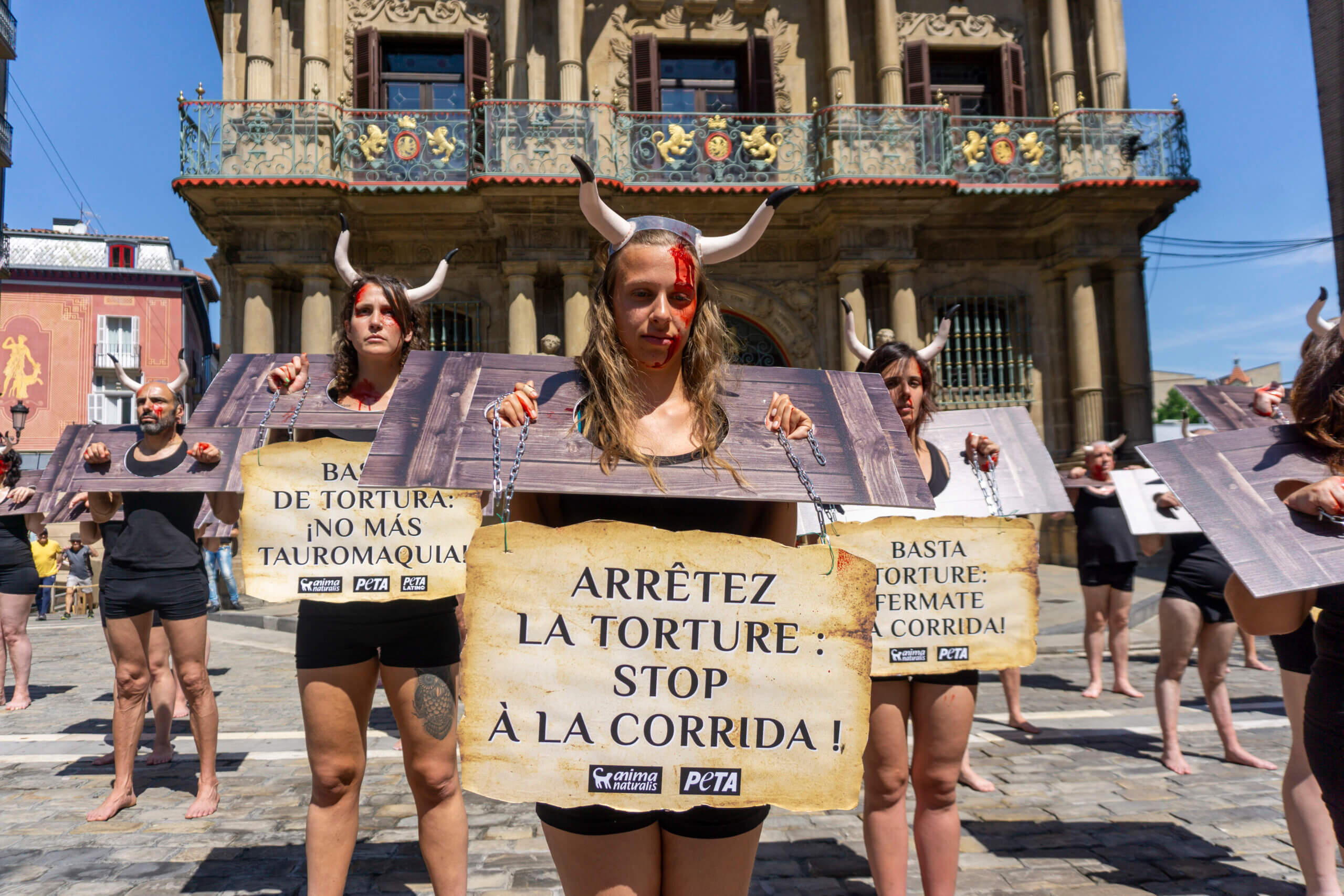 Des activistes « torturés » manifestent contre la corrida à Pampelune