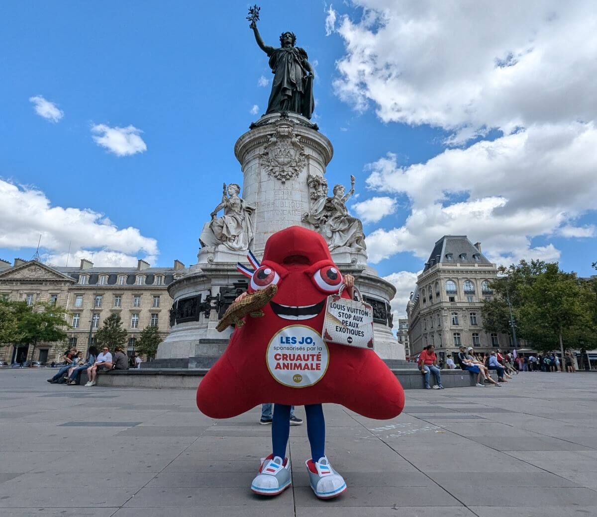 Jeux Olympiques : le sponsor LVMH ciblé par une mascotte dans les rues de Paris