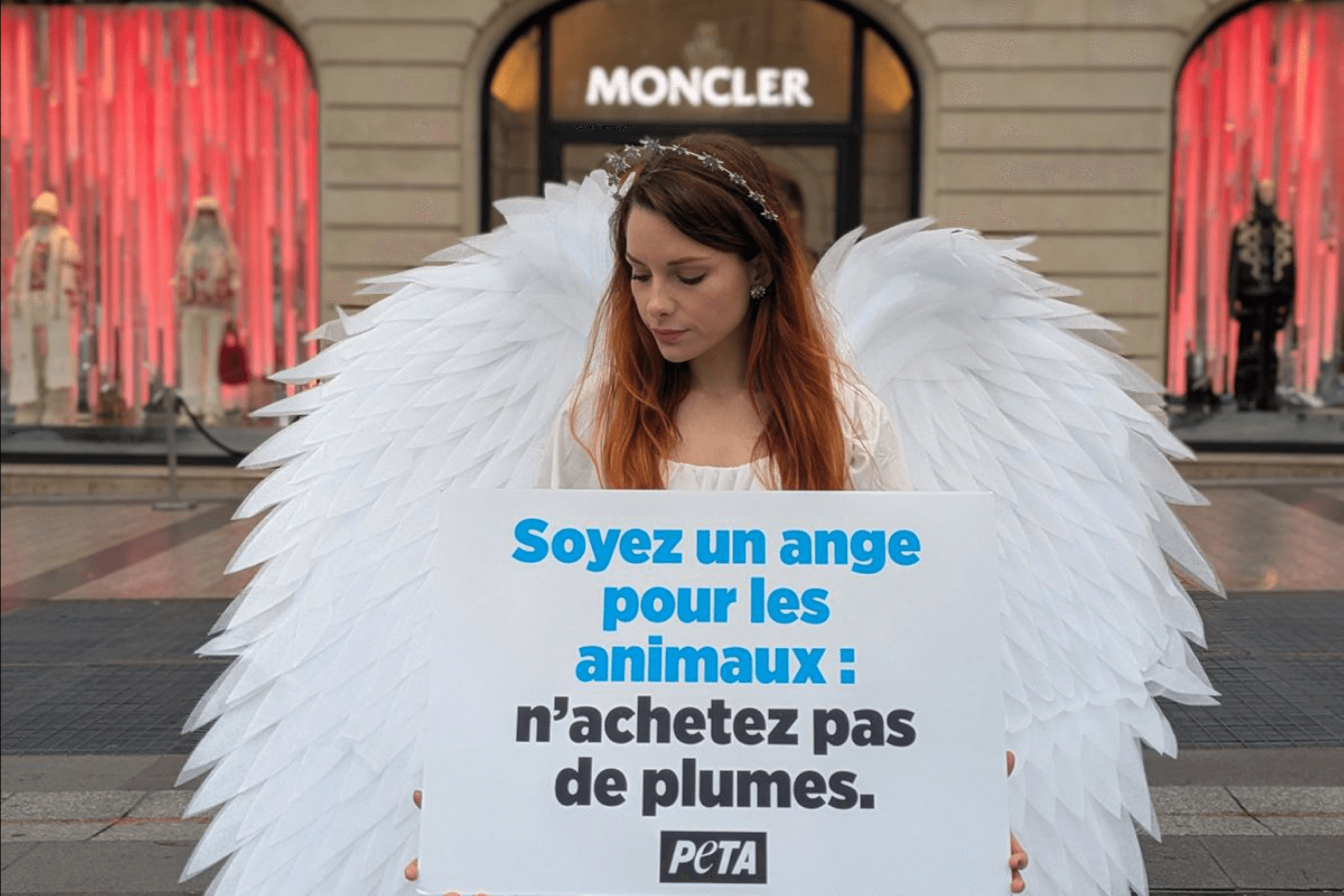 Un « ange de Noël » dénonce l&rsquo;utilisation des plumes dans la mode