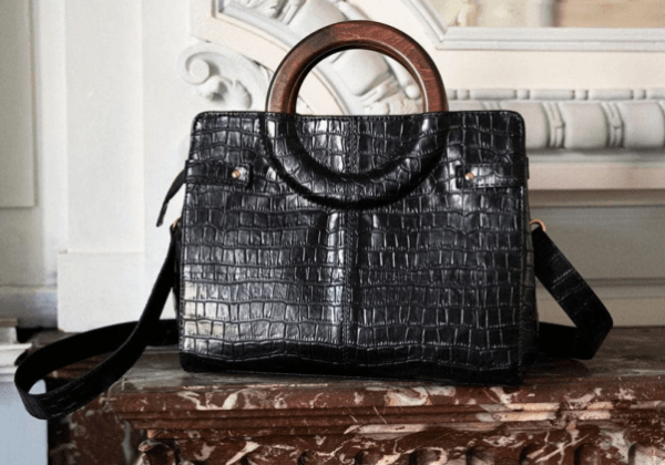 PETA offre un sac végan en faux croco à Brigitte Macron pour son anniversaire