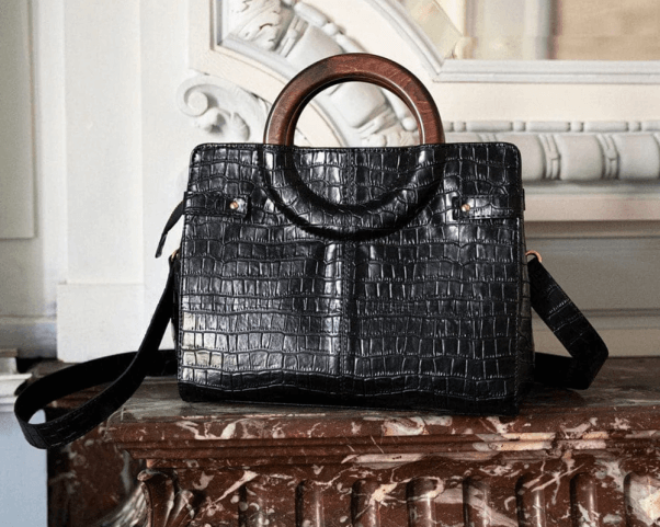 PETA offre un sac végan en faux croco à Brigitte Macron pour son anniversaire