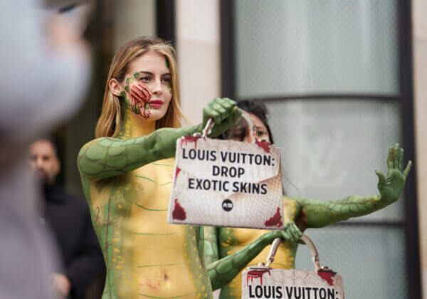 Champs-Élysées : trois « crocodiles écorchés » dénoncent l’usage de peaux « exotiques » devant la boutique Louis Vuitton