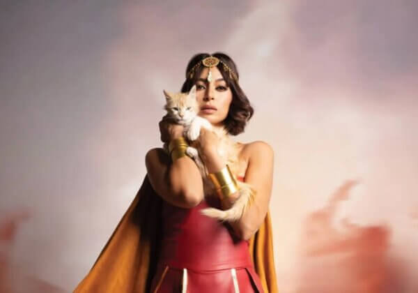 Ouidad Elma endosse le rôle de Wonder Woman pour défendre les animaux sans abri
