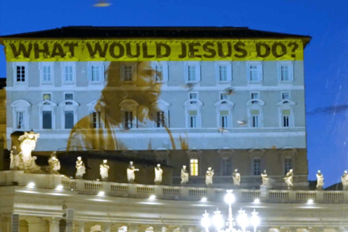 Une projection sur le Vatican appelle le pape Léon XIV à dénoncer le supplice des taureaux