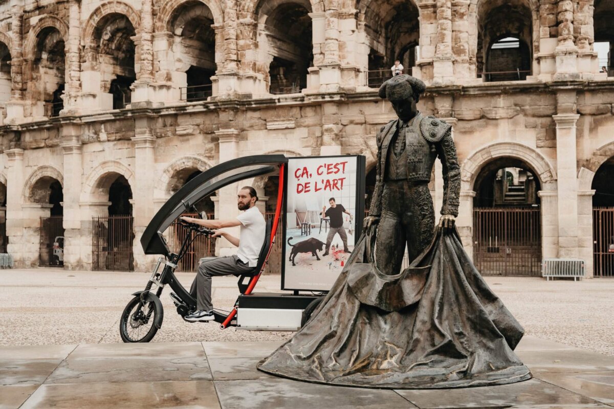 Nîmes : Richard Orlinski appelle à l’abolition de la corrida dans une campagne mobile pour PETA