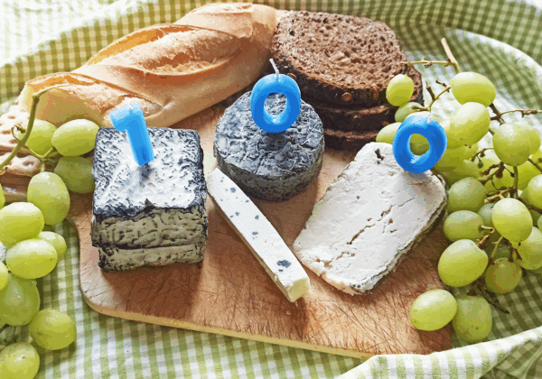 Roquefort a 100 ans : PETA lui offre des fauxmages… et un défi végétal !