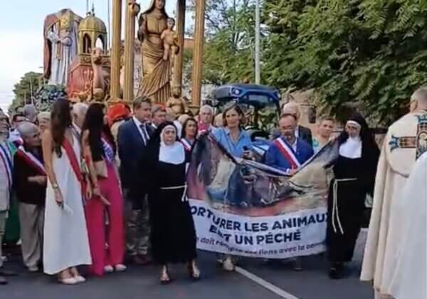 Feria de Béziers : deux « nonnes » protestent contre la corrida en pleine procession de la Vierge menée par Robert Ménard