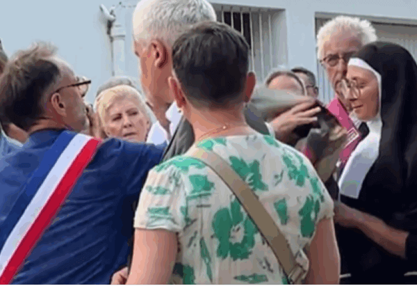 Après avoir bousculé une « nonne » à la Feria, PETA offre à Robert Ménard une formation à la non-violence