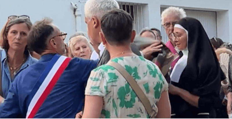 Après avoir bousculé une « nonne » à la Feria, PETA offre à Robert Ménard une formation à la non-violence