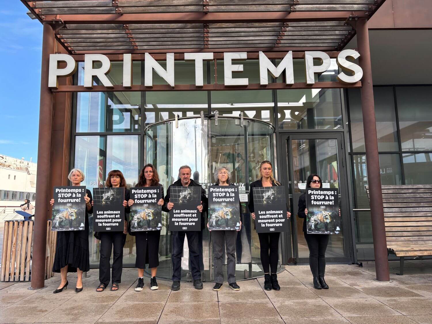 Journée d’action nationale : des activistes de PETA protestent devant des magasins Printemps partout en France pour dire « STOP à la fourrure »