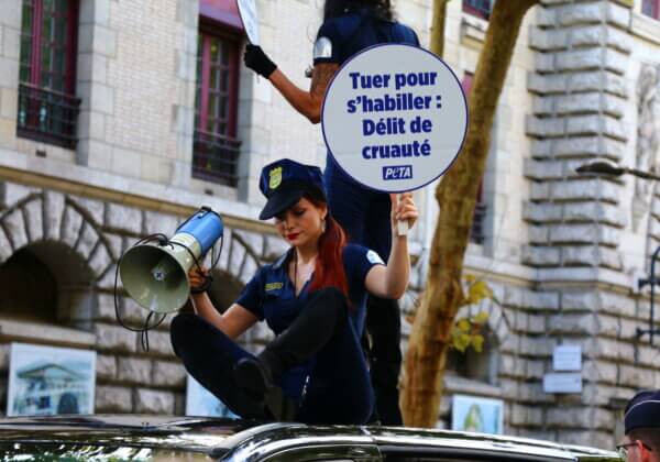Paris Fashion Week : des « policières » perturbent le défilé Hermès pour mettre la marque face à ses crimes contre les animaux
