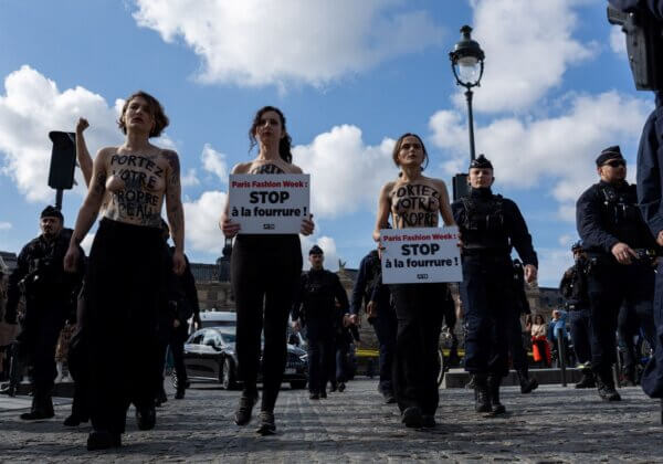« Portez votre propre peau » : des militantes anti-fourrure arrêtées après une action radicale à la Paris Fashion Week