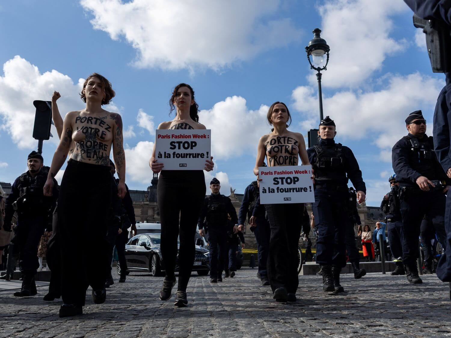 « Portez votre propre peau » : des militantes anti-fourrure arrêtées après une action radicale à la Paris Fashion Week