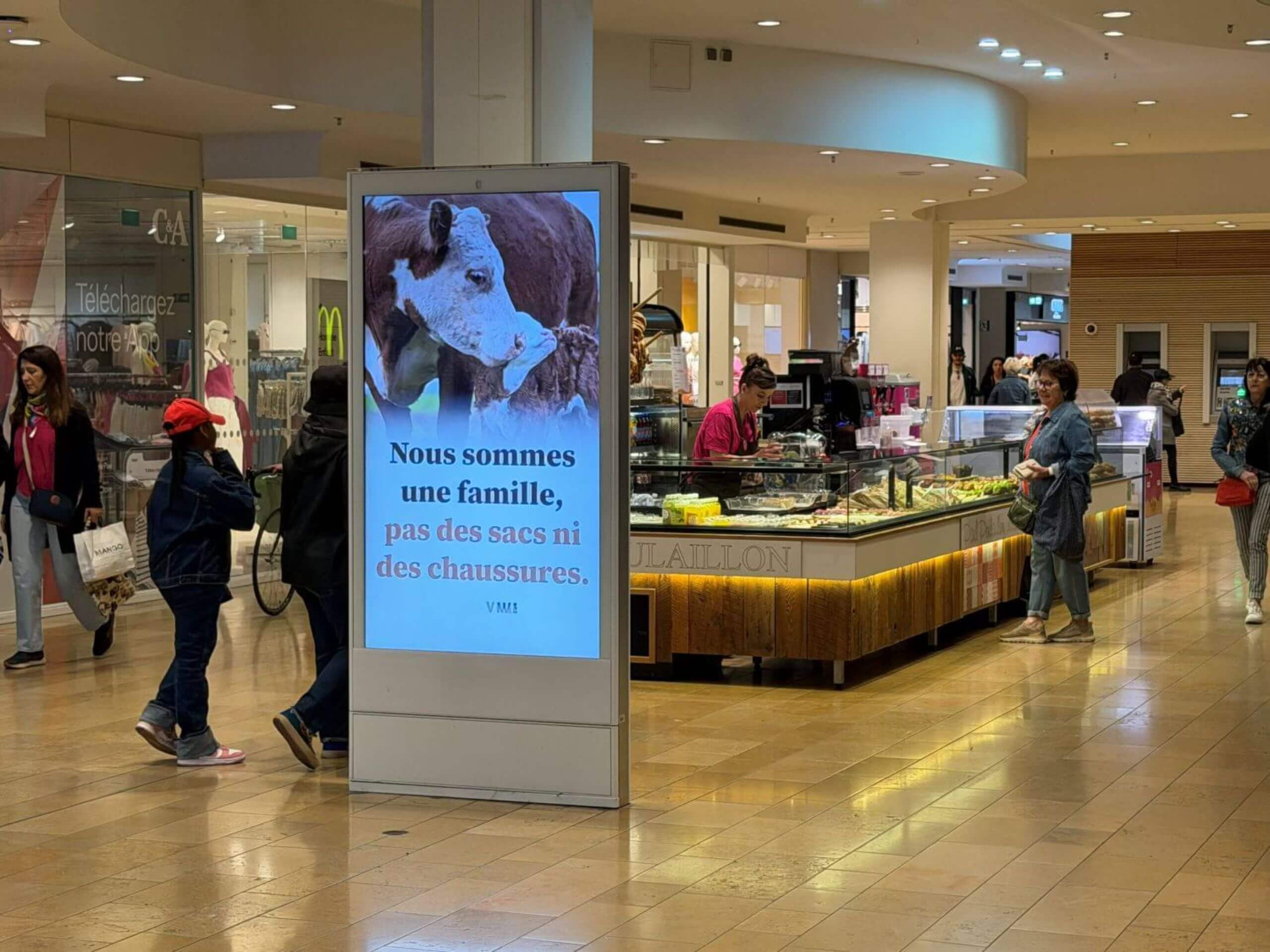 Une affiche poignante rappelle que le cuir provient d’animaux qui aiment leur famille comme nous