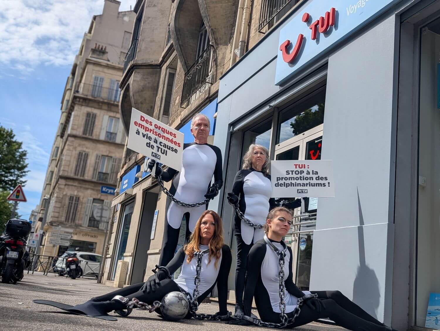 La campagne de PETA pour que l&rsquo;agence de voyage TUI cesse de soutenir la maltraitance des orques