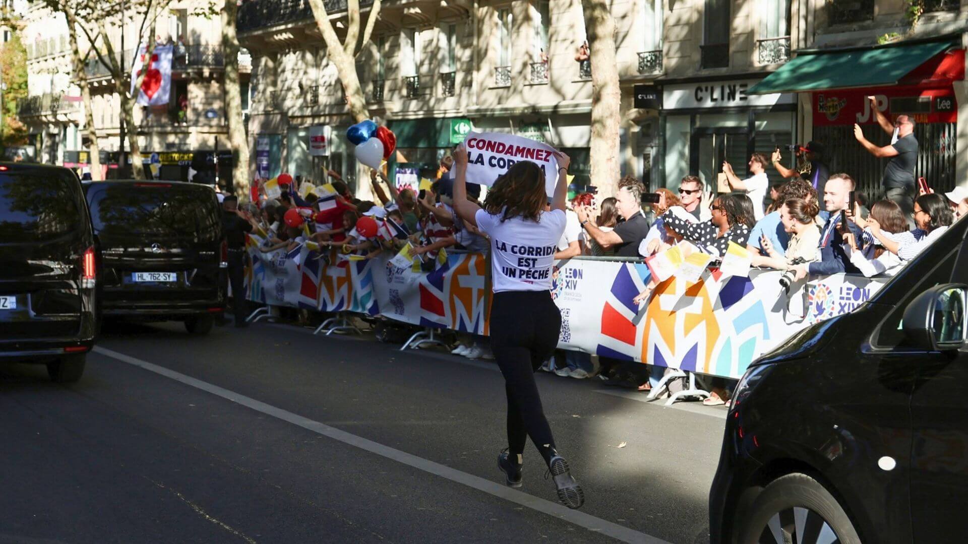 À Paris, des militants de PETA appellent le pape Léon à rompre avec la corrida